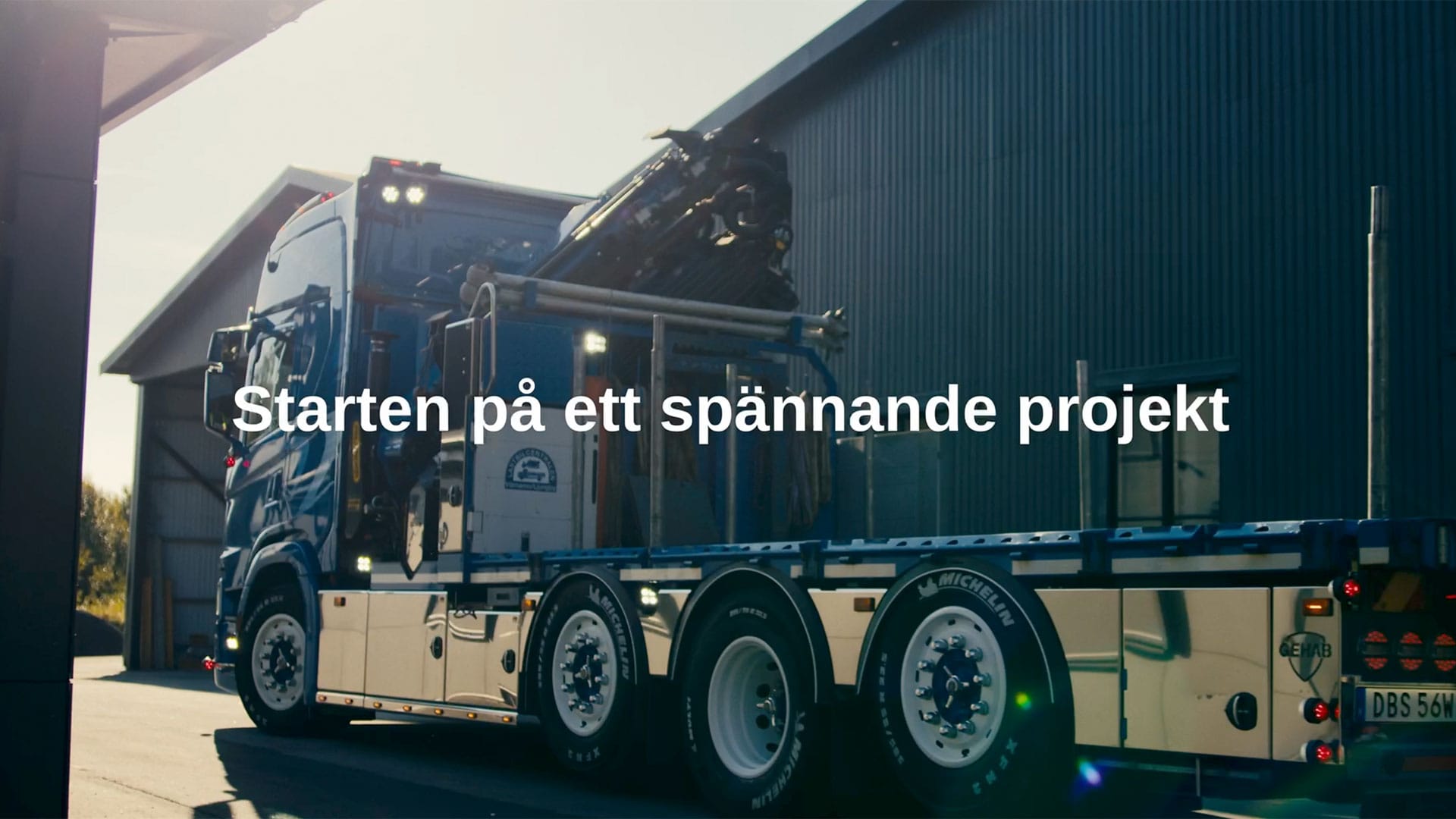 Skärmbild från filmen med en lastbil som lastas